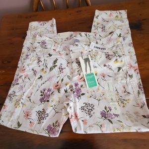 BN w. Tags - Old Navy floral Pixie pant